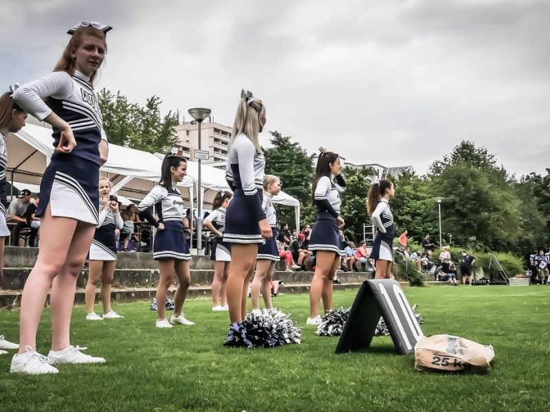 Cheerleader am Rand des Spielfeldes