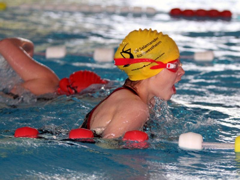 Schwimmerin mit gelber Kappe im Bruststil