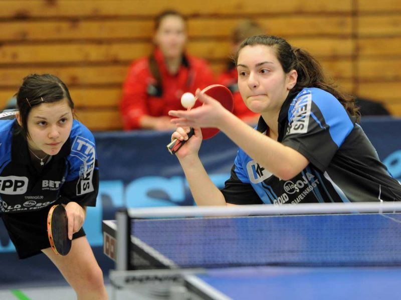 zwei Frau beim aufschlag Tischtennis